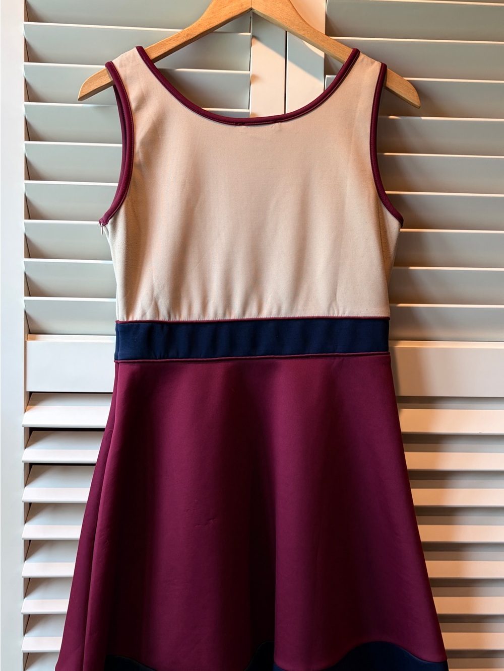 Sleeveless Colorblock Casual Dress in Cream, Maroon & Navy